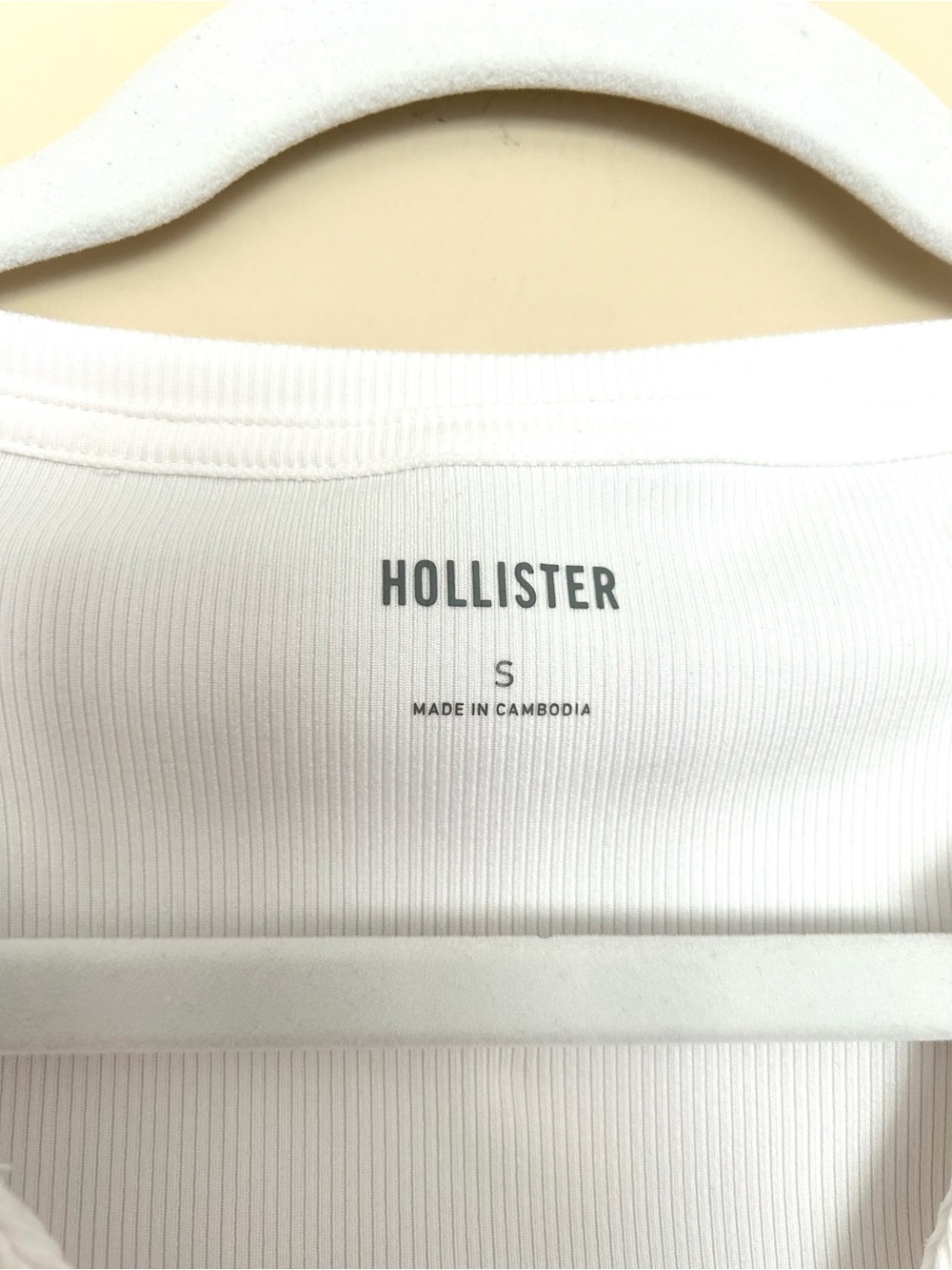 Hollister Women’s White Ribbed V-Notch Crop Tee View 3
